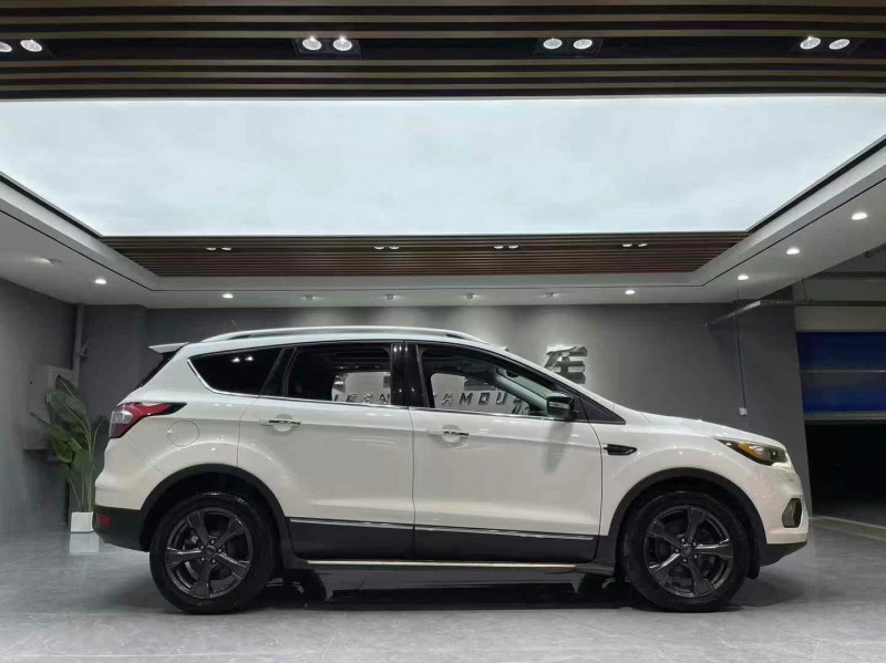 成都18年福特翼虎8