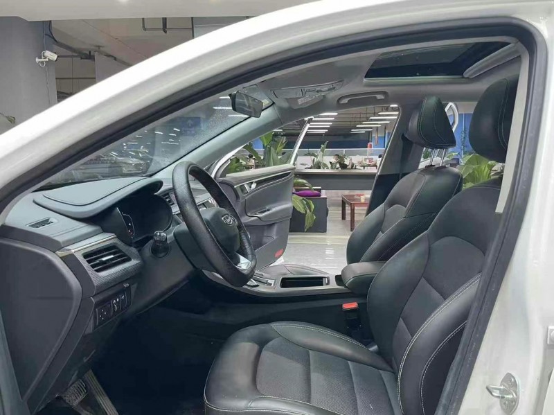 成都21年吉利帝豪3