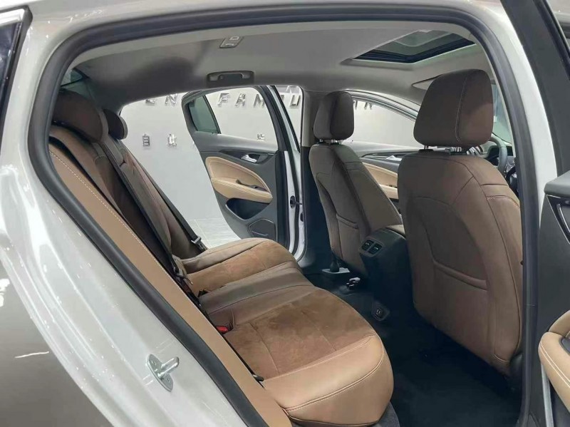 成都23年别克君威8