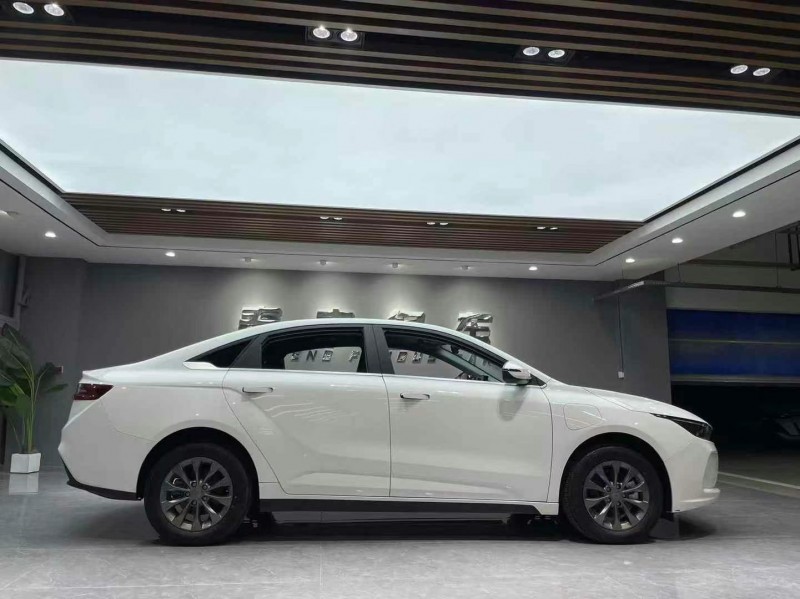 成都23年吉利几何7