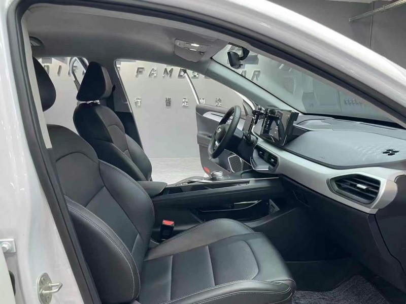 成都23年吉利几何8