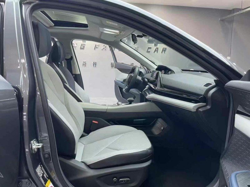 成都23年长安汽车UNI-V8