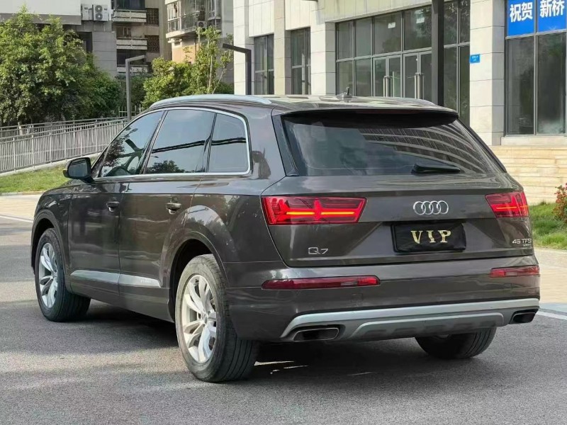 重慶18年奧迪Q77