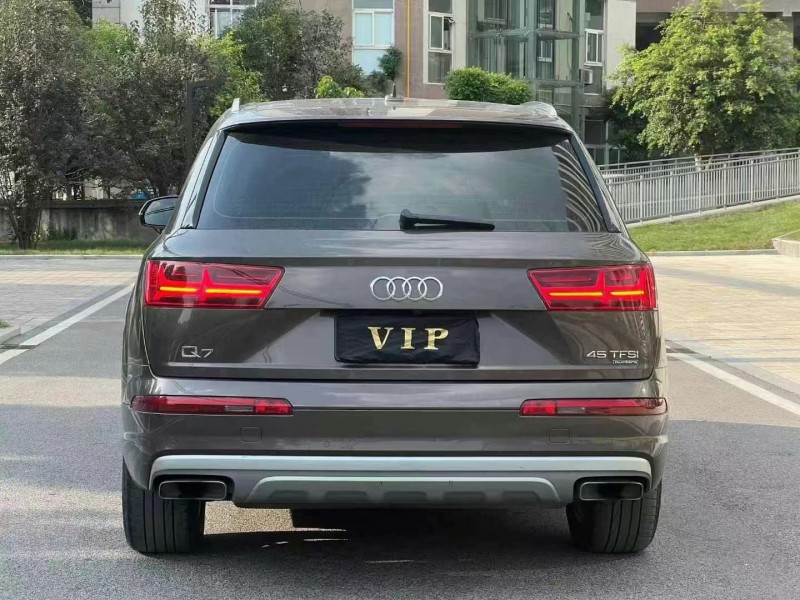 重慶18年奧迪Q78