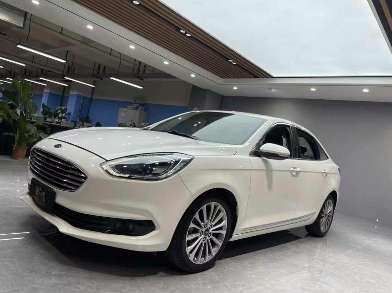 成都19年福特福睿斯2