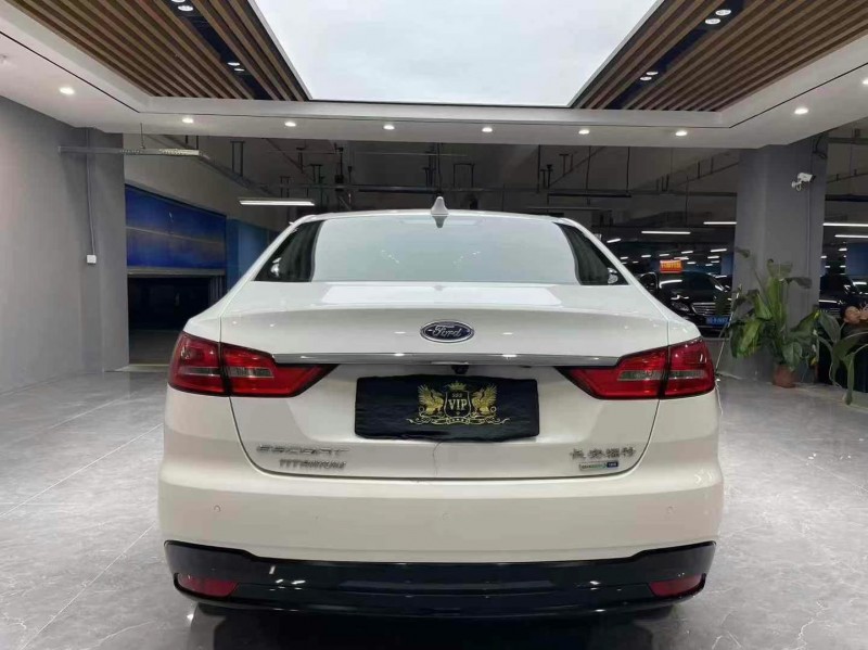 成都19年福特福睿斯5