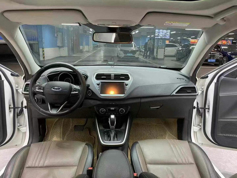 成都19年福特福睿斯8