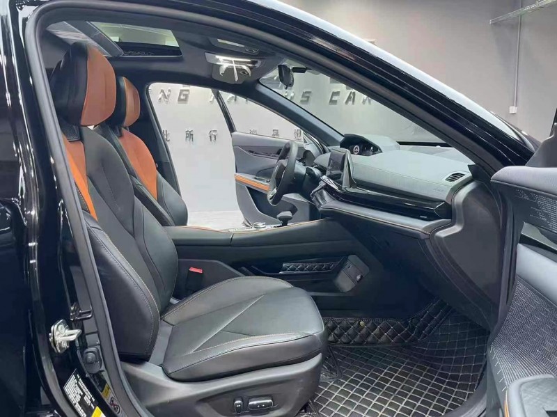 成都23年长安汽车UNI-V7