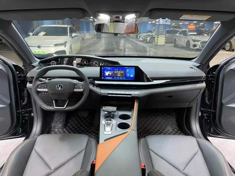 成都23年长安汽车UNI-V8