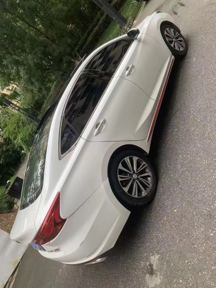 成都20年长安汽车锐程8