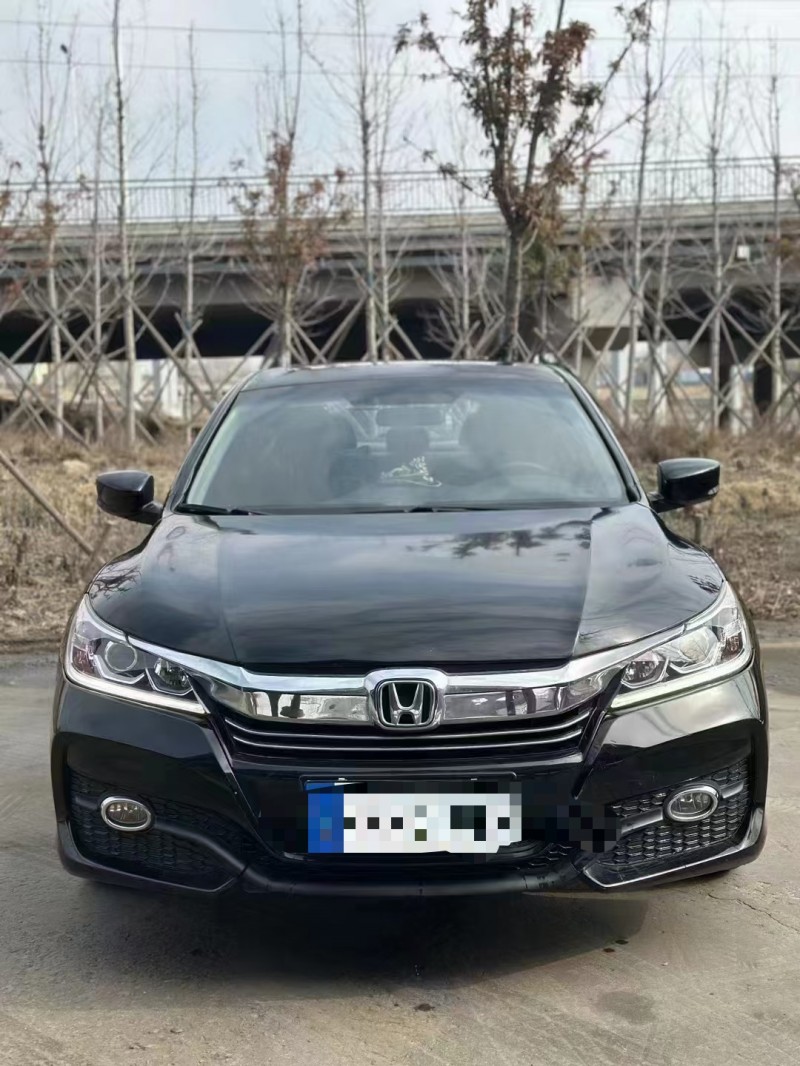 青岛18年本田雅阁1