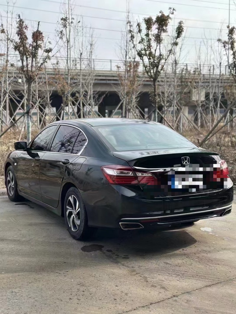 青岛18年本田雅阁8