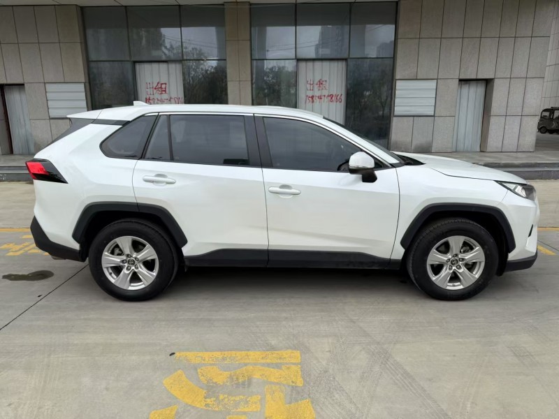 济宁23年丰田RAV47