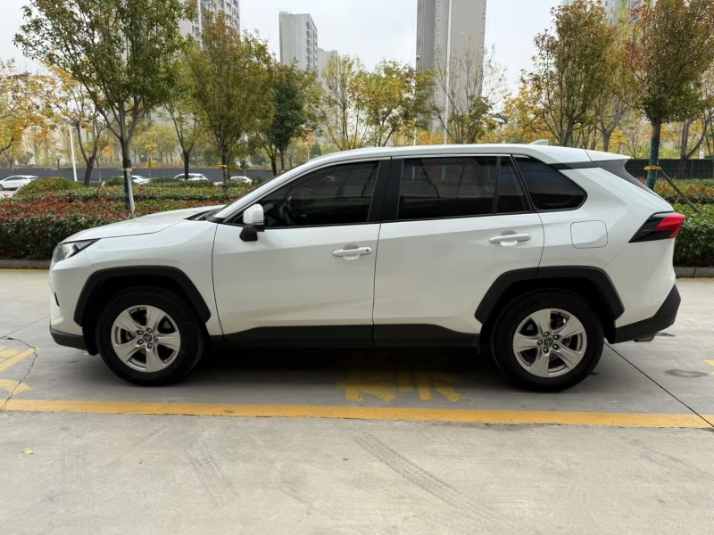 济宁23年丰田RAV48