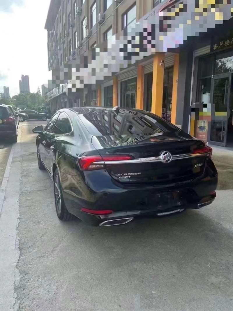 青岛20年别克君越8