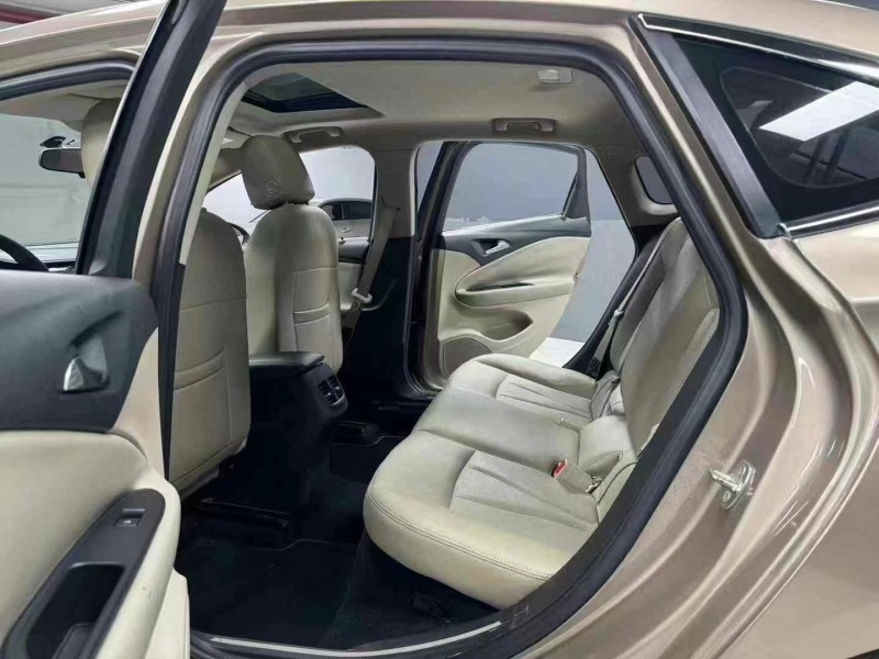 成都18年别克威朗8