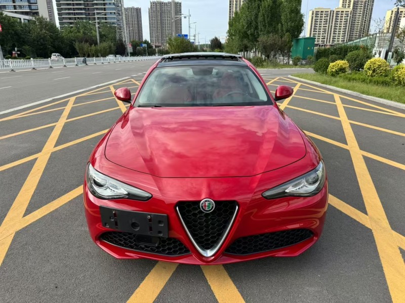 济宁17年阿尔法·罗密欧Giulia1