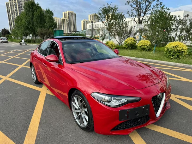 济宁17年阿尔法·罗密欧Giulia2
