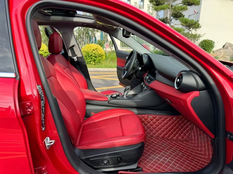 济宁17年阿尔法·罗密欧Giulia5