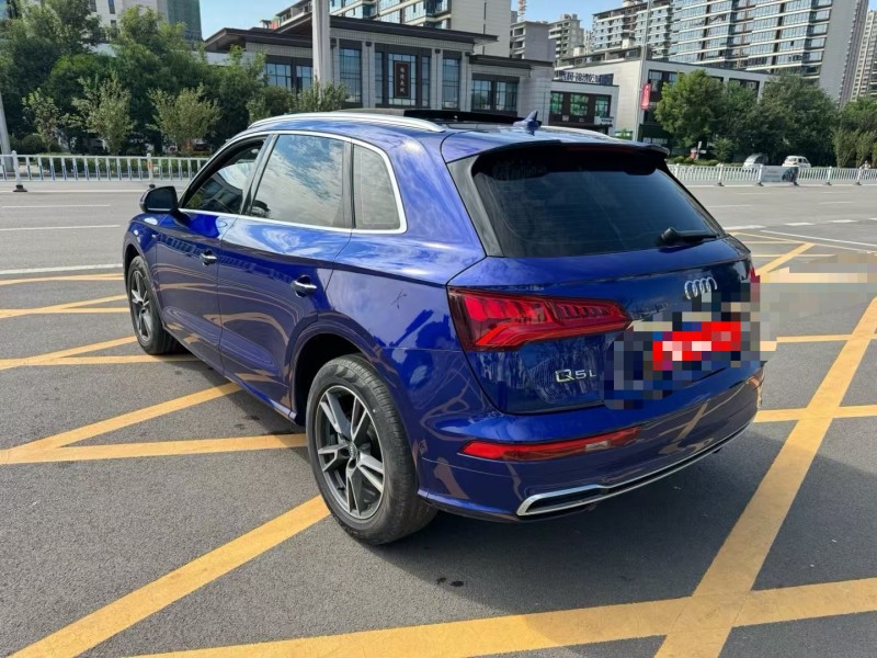 济宁20年奥迪Q58