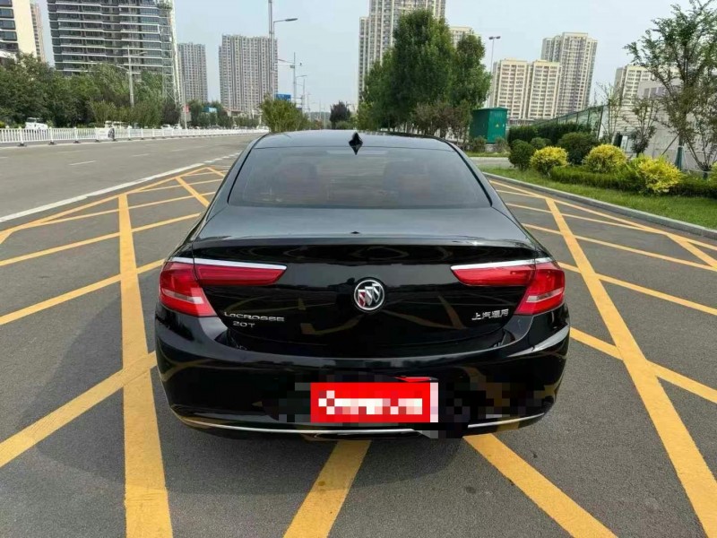 济宁17年别克君越8