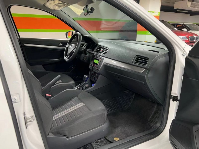 成都23年大众朗逸8