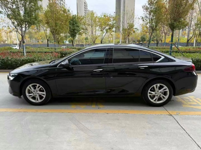 济宁23年别克君威8