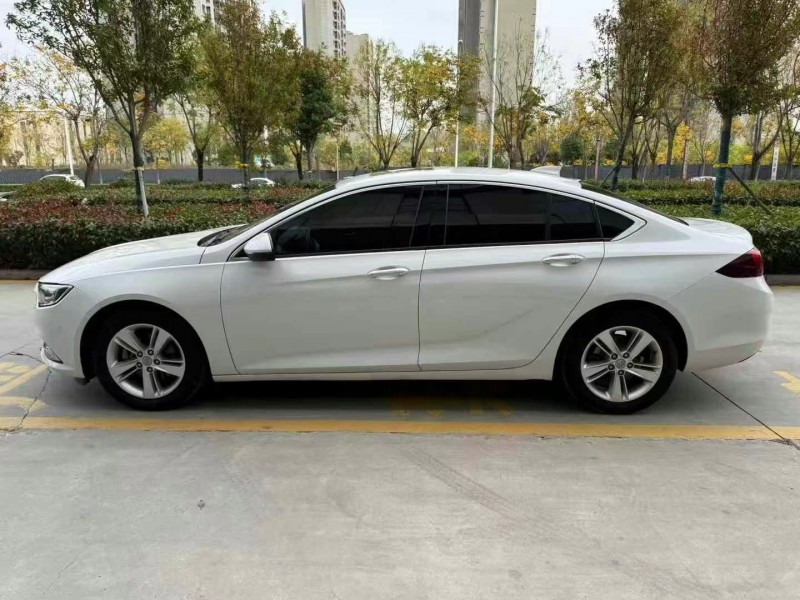 济宁19年别克君威8