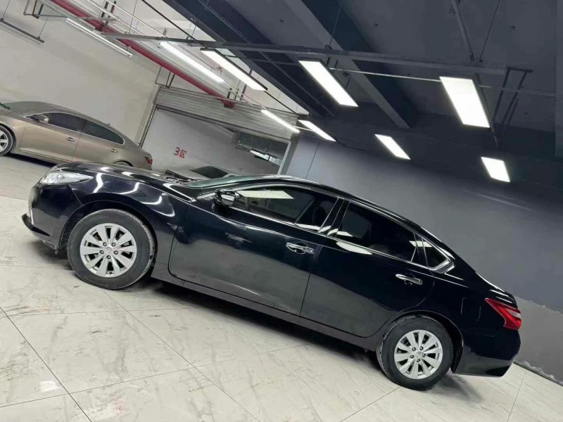 成都18年日产天籁3