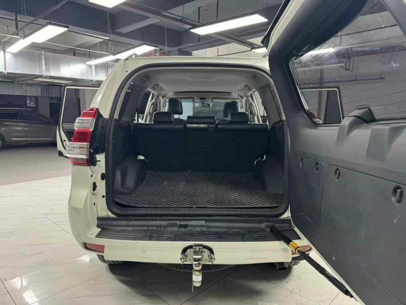 成都17年丰田普拉多8