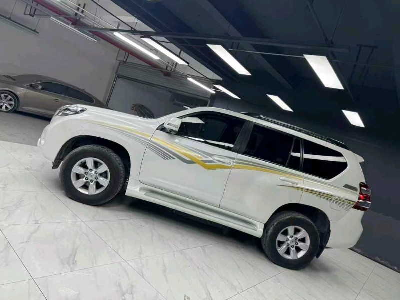 成都17年丰田普拉多9