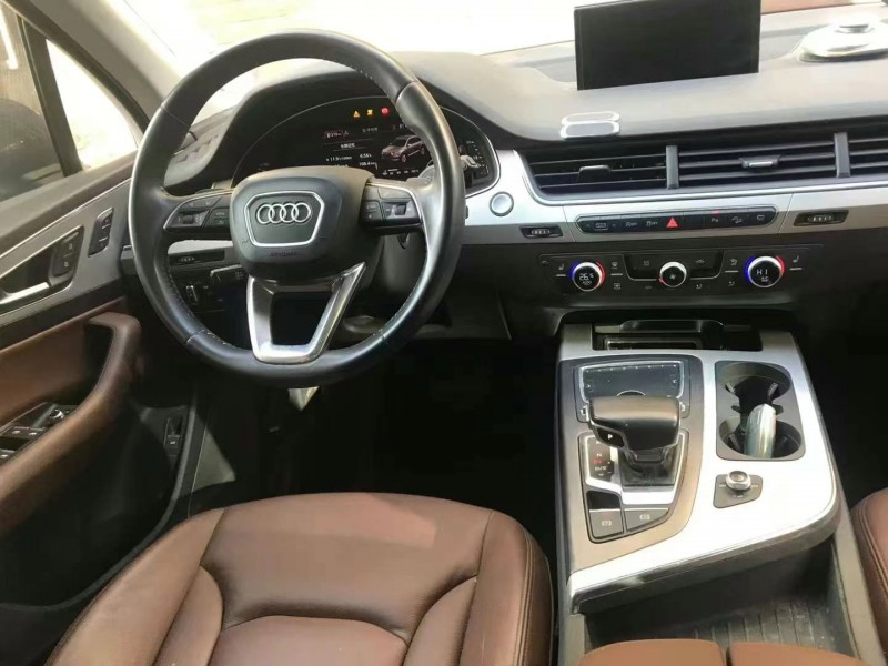 济宁19年奥迪Q75