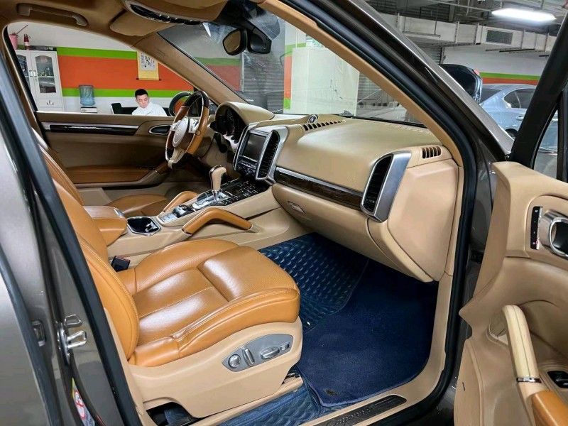 成都12年保时捷卡宴8