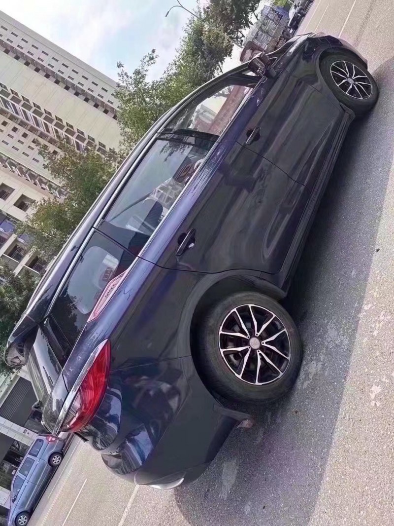 成都18年比亚迪宋MAX9