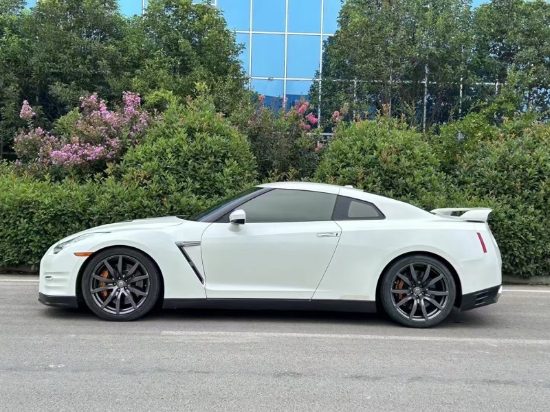 济宁14年日产GT-R3