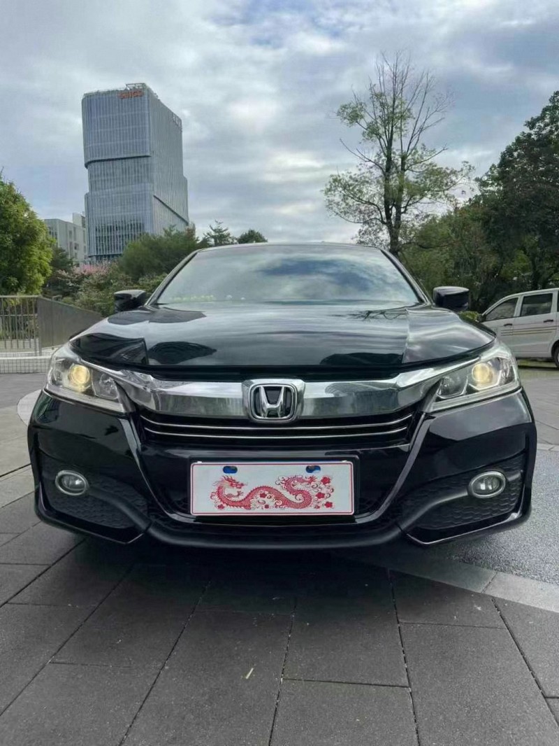 佛山17年本田雅阁1