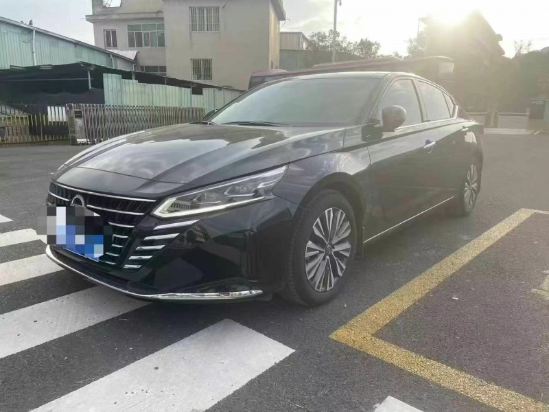 济宁24年日产天籁3