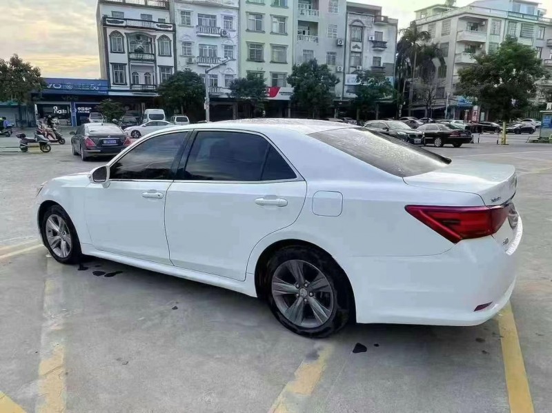 广州16年丰田皇冠8