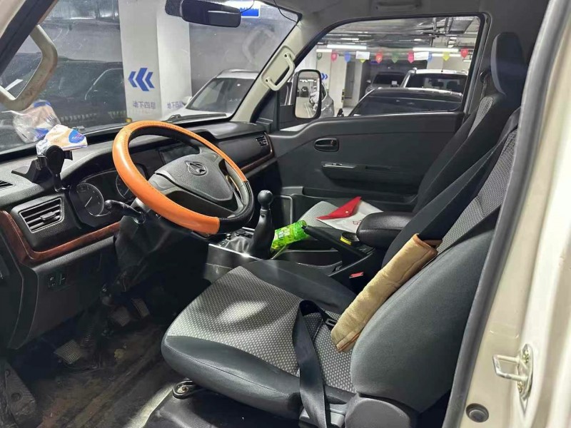 成都23年长安汽车跨越4