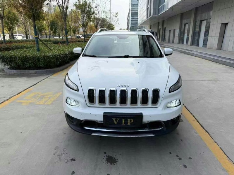 濰坊17年Jeep自由光1