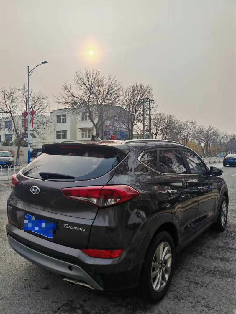 保定17年现代途胜8