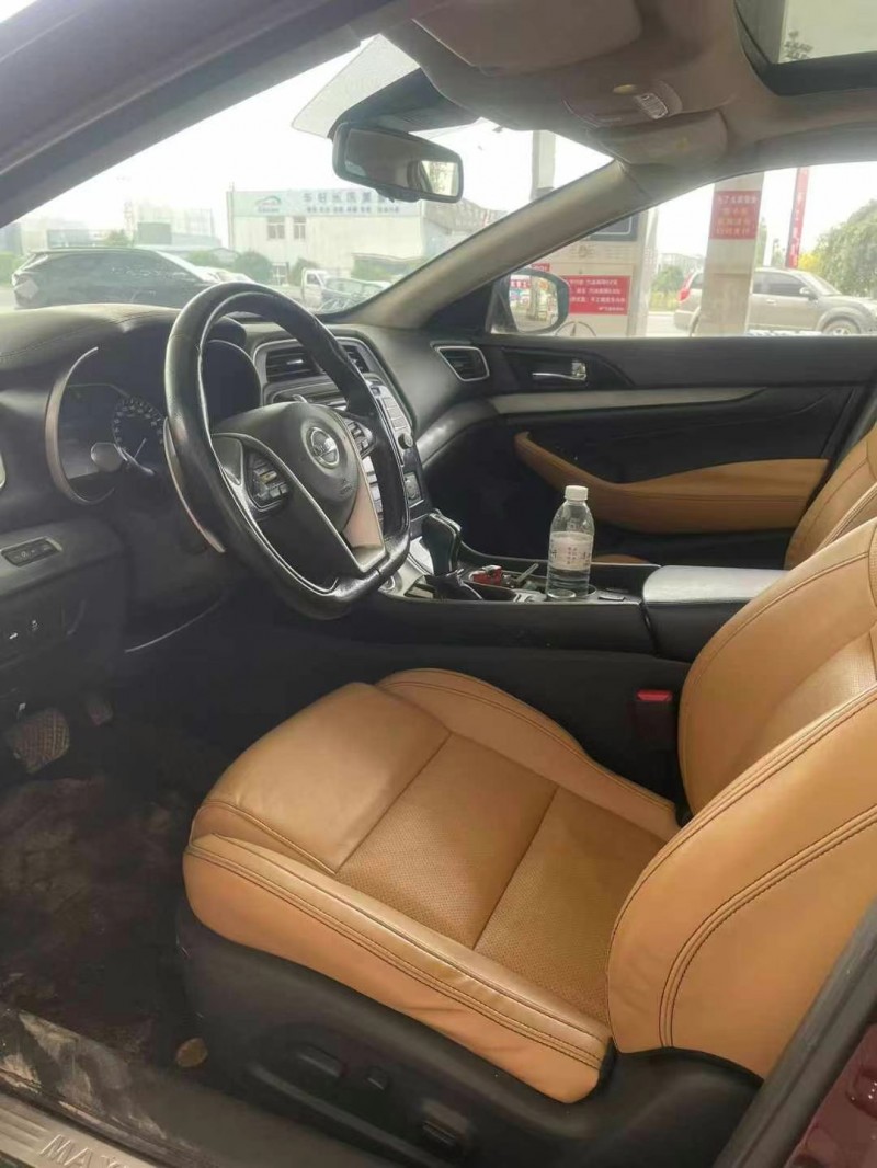 保定16年日产西玛8