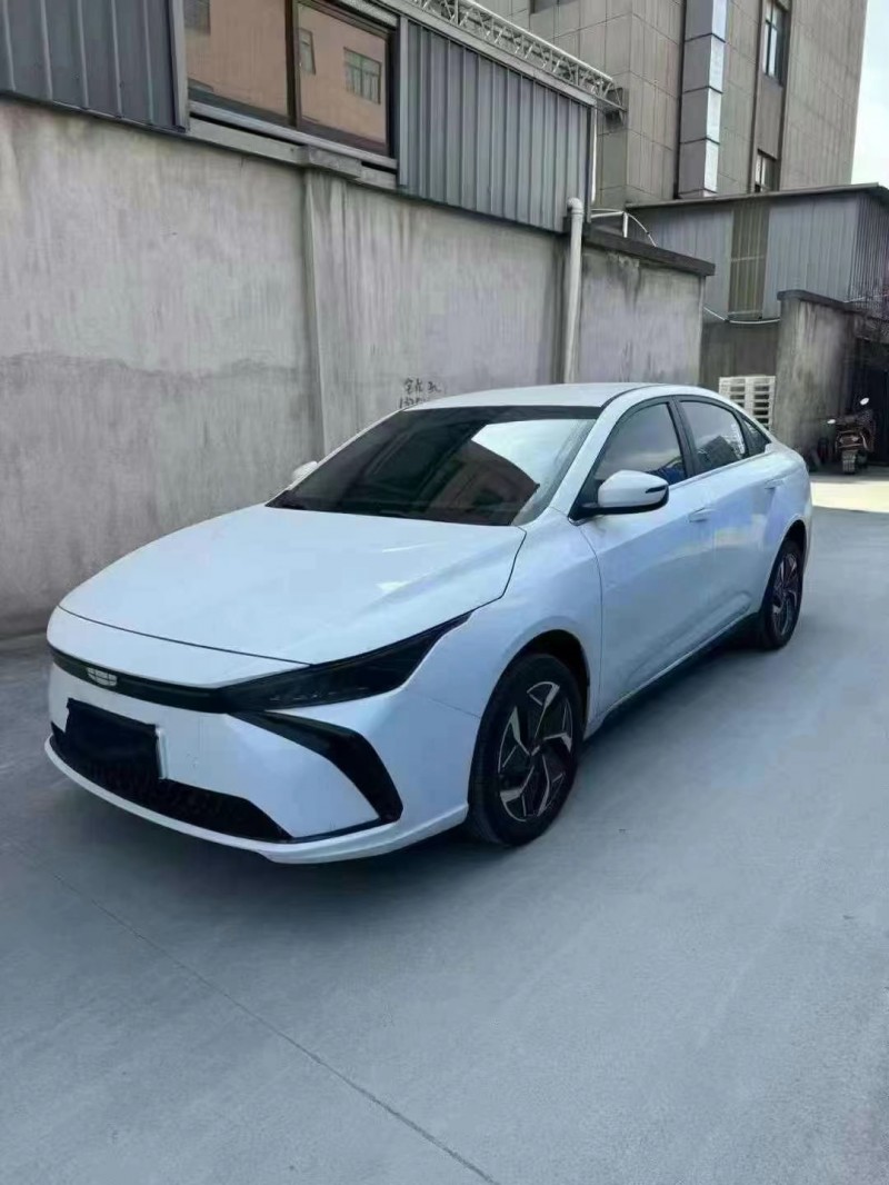 成都24年吉利几何2