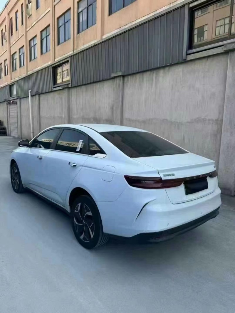 成都24年吉利几何4