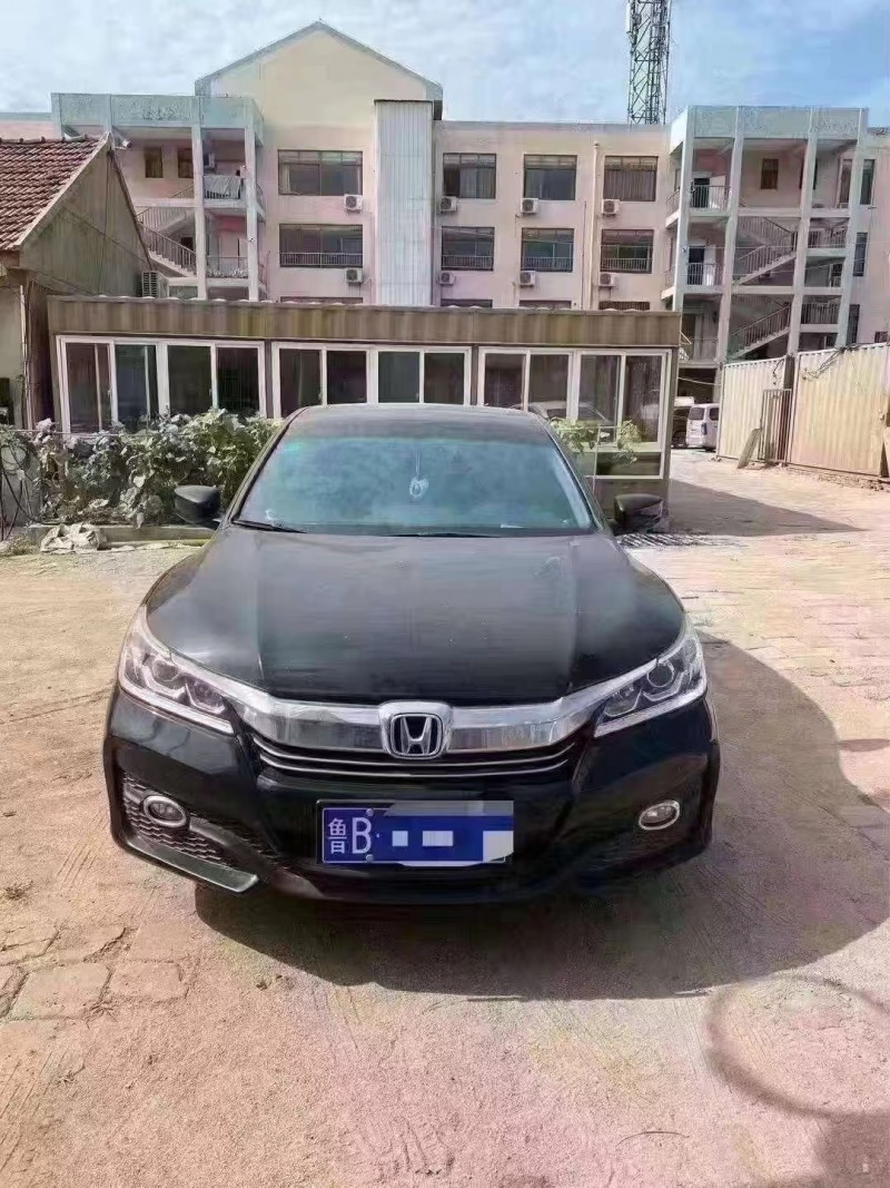 青岛17年本田雅阁1