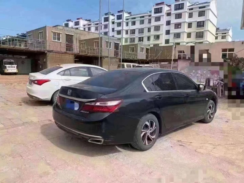 青岛17年本田雅阁8