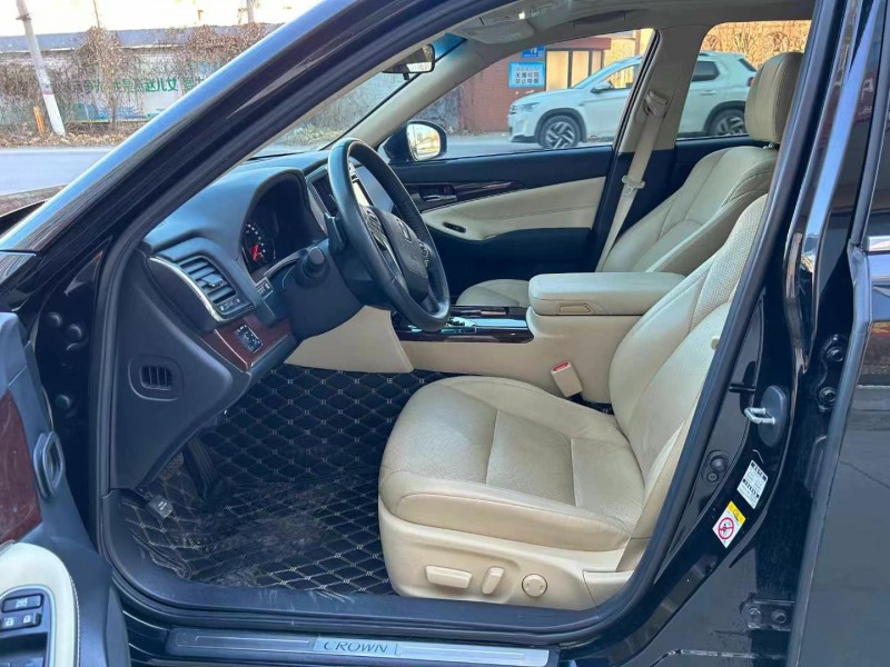 保定18年丰田皇冠8