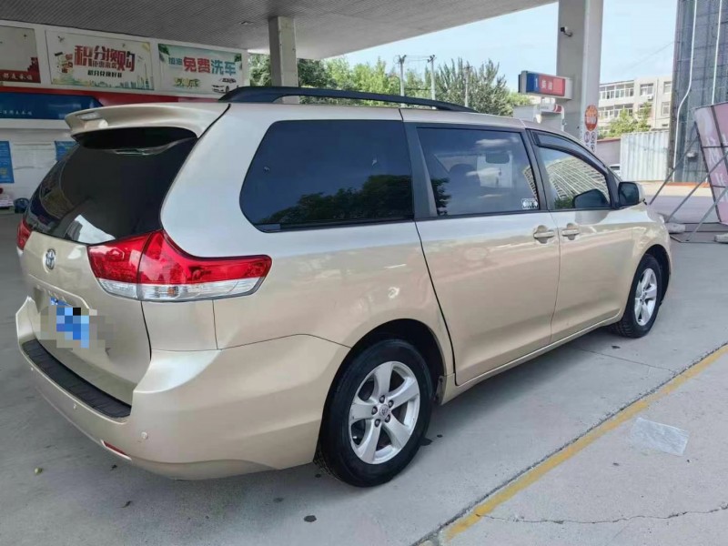 保定13年丰田塞纳4