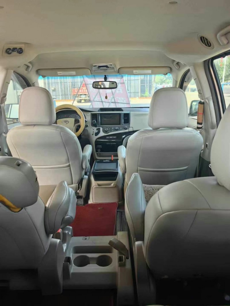 保定13年丰田塞纳8