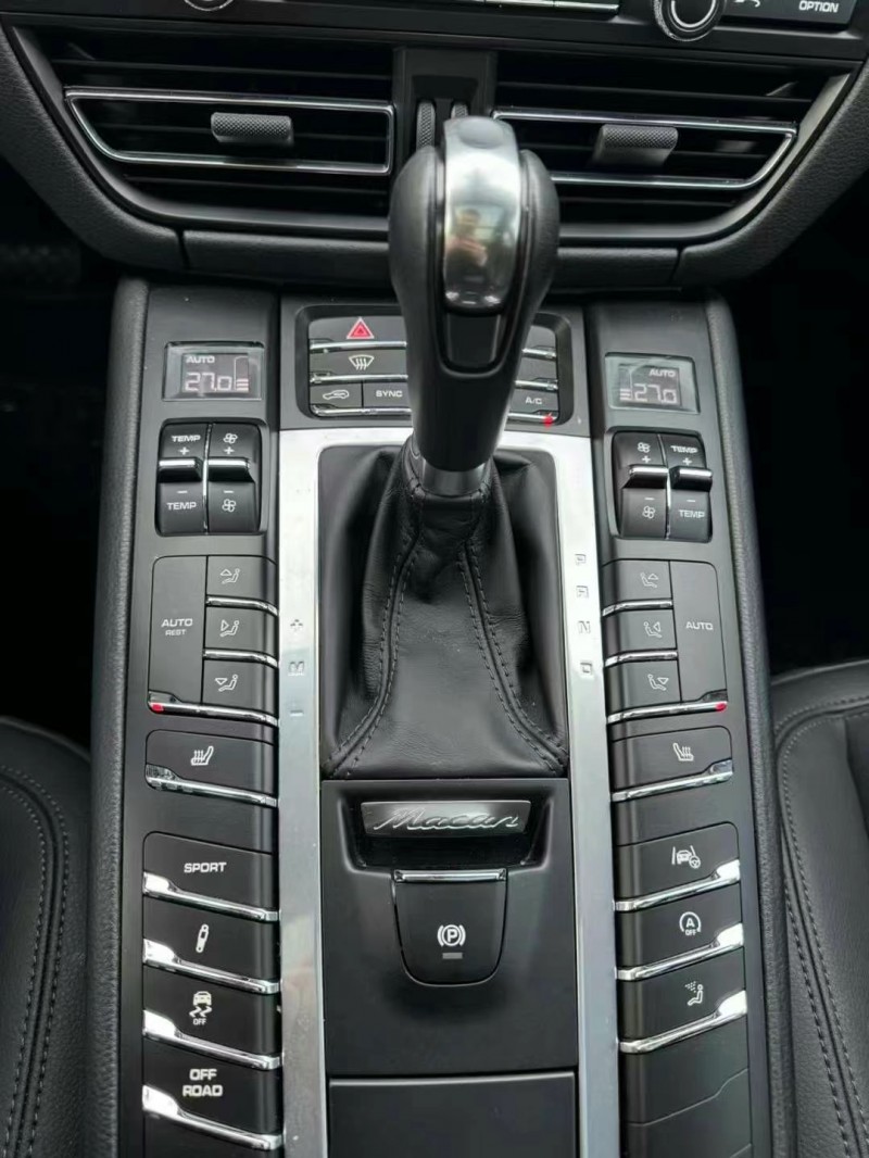 济宁19年保时捷Macan7